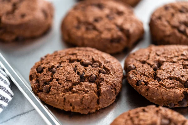 Biscuits Chocolat Double Fraichement Cuits Sur Une Plaque Pâtisserie — Photo