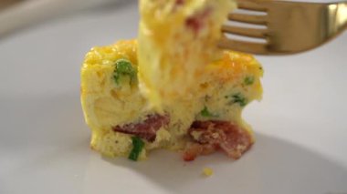 Adım adım. Beyaz tabakta dilimlenmiş pastırma ve peynirli kek..