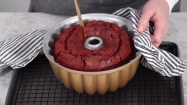 Zaman aşımı. Adım adım. Mutfak rafında taze pişmiş kırmızı kadife kek..