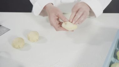 Ev yapımı ekşi ekmek ve mayalı ekmek.