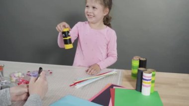 Çocuk kâğıtları. Boş tuvalet kağıdı rulolarından ve inşaat kağıdından kağıt hataları yapmak.