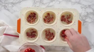 Adım adım. Düz yatıyordu. Pastırma ve peynirli kek yapmak için silikon kek tepsisi dolduruyorum..