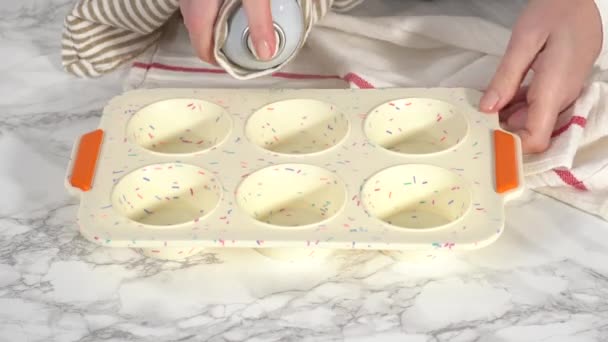 Desfasamento Temporal Passo Passo Enchendo Panela Muffin Silicone Com Ingredientes — Vídeo de Stock