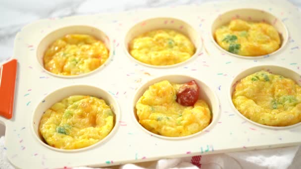 一歩ずつ オーブンのベーコンとチーズの卵マフィンから新鮮な冷却 — ストック動画