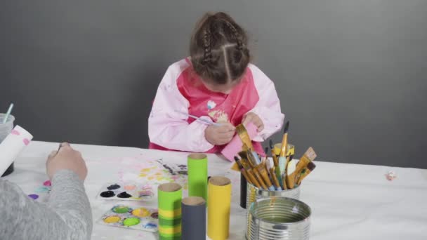 Papierkowa Robota Dla Dzieci Malowanie Pustych Rolek Papieru Toaletowego Farbą — Wideo stockowe