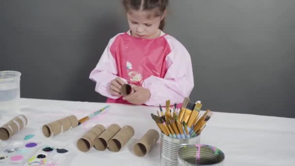 時間の経過 子供の紙工芸品 紙の虫を作成するためにアクリル塗料で空のトイレタリーペーパーロールをペイント — ストック動画