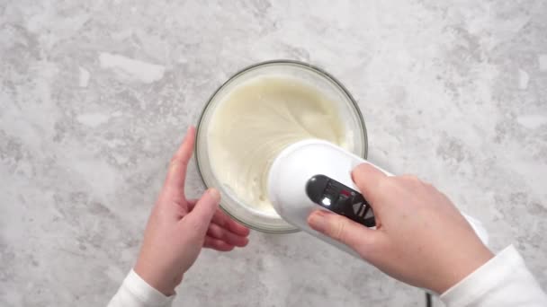 Düz Yatıyordu Adım Adım Krem Peynirli Krema Hazırlamak Için Karıştırma — Stok video