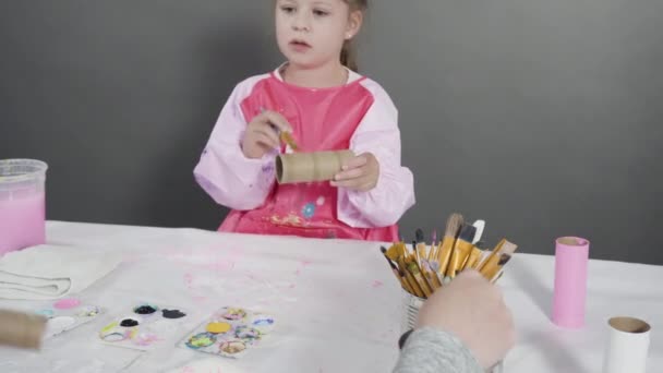 孩子们纸筏 用丙烯酸涂料涂刷空的卫生纸辊 造成纸屑 — 图库视频影像