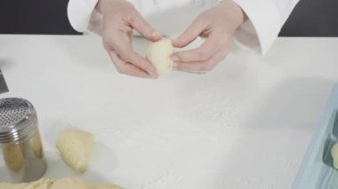 Ev yapımı ekşi ekmek ve mayalı ekmek.