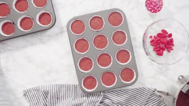 Düz yatıyordu. Adım adım. Kek hamurunu kırmızı kadife kek pişirmek için folyolu kek bardaklarına dolduruyorum..