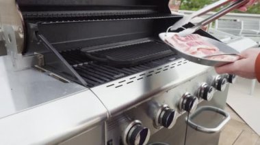 Domuz pastırması ızgarada pişiyor..