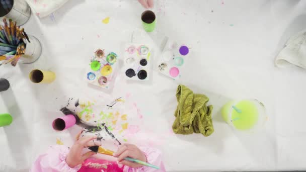 Acostado Papelería Para Niños Pintar Rollos Papel Higiénico Vacíos Con — Vídeo de stock