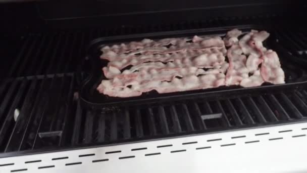 Matlagning Bacon Stavar Utomhus Gasgrill — Stockvideo