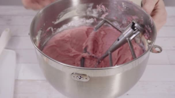 Málna Krémsajt Vajkrém Elkészítése Konyhai Mixerben Csokoládé Málna Muffinok Sütéséhez — Stock videók