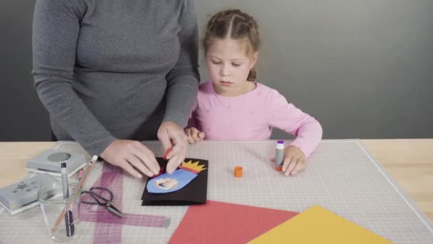 Κοριτσάκι Που Φτιάχνει Χειροποίητη Κάρτα Ημέρας Πατέρων Από Χαρτί Κατασκευής — Αρχείο Βίντεο