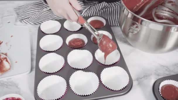 Lejárt Idő Lépésről Lépésre Scooping Cupcake Tészta Fólia Cupcake Cups — Stock videók