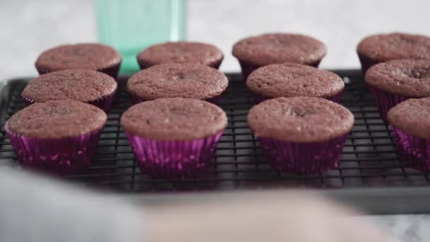 Lejárt Idő Lépésről Lépésre Cukormázas Vörös Bársony Muffinok Krémsajt Cukormázzal — Stock videók