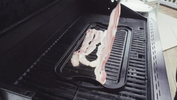 Matlagning Bacon Stavar Utomhus Gasgrill — Stockvideo