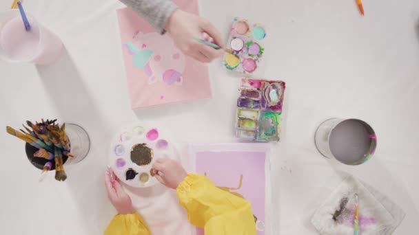 Pose Plate Petite Fille Peinture Avec Peinture Acrylique Sur Toile — Video