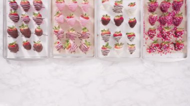 Düz yatıyordu. Adım adım. Parşömen kağıdına çikolata soslu çilek çeşitleri..