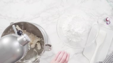 Düz yatıyordu. Adım adım. Krem peynirli krema hazırlamak için mutfak mikserinin malzemelerini karıştırıyorum..