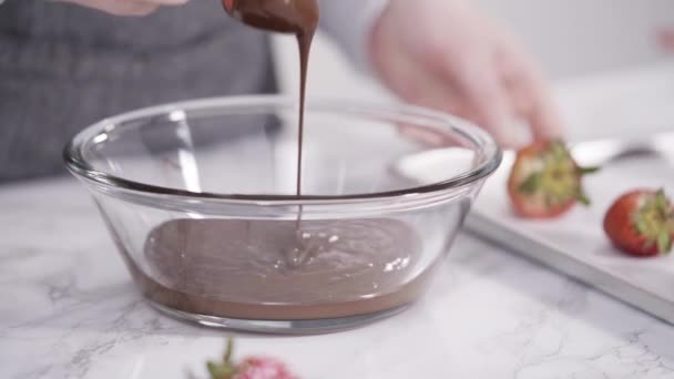 Pas Pas Dipping Căpșuni Organice Ciocolată Lapte Topit — Videoclip de stoc