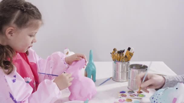 Pequeña Niña Pintando Papel Figuritas Mache Con Pintura Acrílica Para — Vídeos de Stock