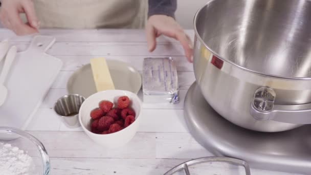 Προετοιμασία Κρέμα Γάλακτος Βατόμουρο Βουτυρόκρεμα Στο Μίξερ Κουζίνας Για Ψήνουν — Αρχείο Βίντεο