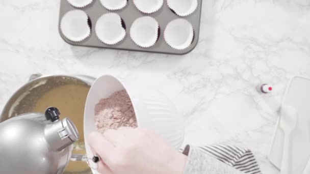 Flach Lag Schritt Für Schritt Zutaten Einem Stehenden Küchenmixer Mischen — Stockvideo