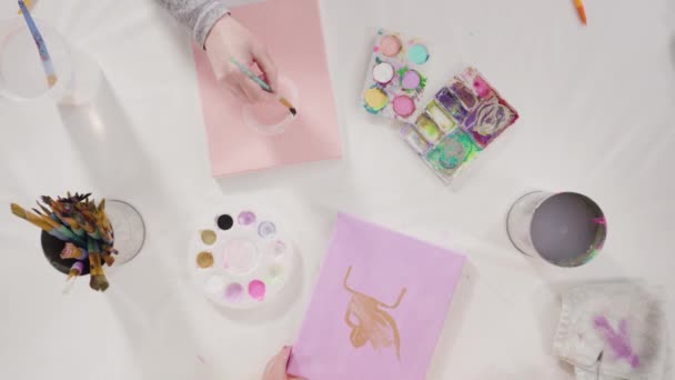Ležel Dívka Malování Akrylovou Barvou Plátně Svou Matkou Pro Vzdálený — Stock video