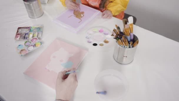 Маленькая Девочка Рисует Акриловой Краской Холсте Своей Матерью Проекта Дистанционного — стоковое видео