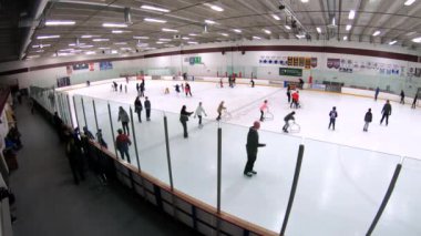 Denver, Colorado, ABD-Şubat 01, 2020 - Kapalı bir buz pateni pistinde halka açık oturum.