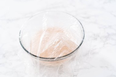 Mini Paskalya ekmeği pişirmek için bardaktaki kuru mayayı aktifleştiriyorum..