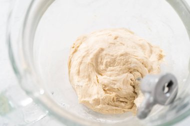 Vatansever tarçınlı hamur pişirmek için mutfak mikserinde ekmek hamuru hazırlıyorum..