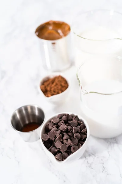 초콜릿 아이스크림을 만들기 대리석 카운터에 재료들 — 스톡 사진