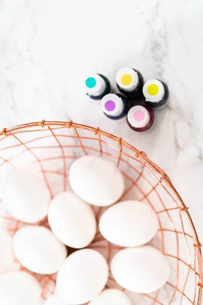 Paskalya Yumurtası Boyası Paskalya Yumurtalarını Boyamak Için Cam Kaselerde Ölçülmüş — Stok fotoğraf