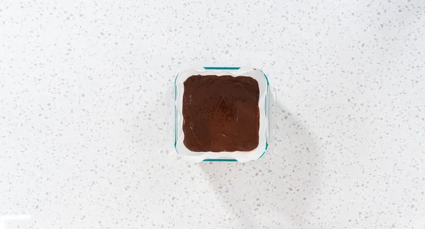 Επίπεδη Ρίχνουμε Μείγμα Στο Ταψί Λαδόκολλα Για Ετοιμάσουμε Σοκολατένιο Φυστικοβούτυρο — Φωτογραφία Αρχείου