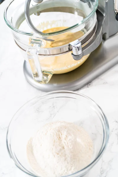 Ingredienti Miscelazione Miscelatore Cucina Cuocere Mini Pane Pasquale Kulich — Foto Stock