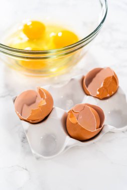 Küçük Paskalya ekmeği pişirmek için ıslak malzemeleri büyük bir bardakta karıştırıyorum..