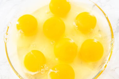 Bardakta ıspanak ve jambonlu frittata karışımı..