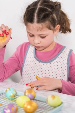 Paskalya yumurtası boyası. Paskalya yumurtalarını altın sarısı boyuyor..