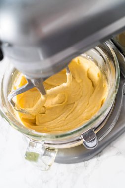 Mini Paskalya ekmeği pişirmek için mutfak mikseri malzemelerini karıştırıyorum..