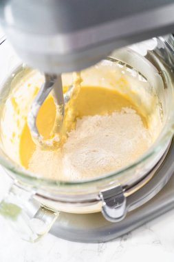 Mini Paskalya ekmeği pişirmek için mutfak mikseri malzemelerini karıştırıyorum..