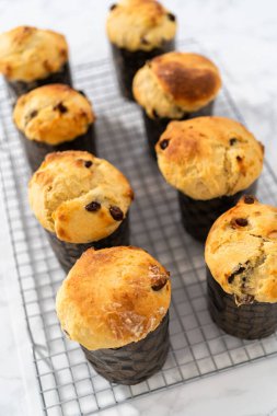 Mutfak tezgahında yeni pişmiş mini Paskalya ekmeği kulich..