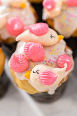 Limon jöleli taze Paskalya ekmeği, serpiştirilmiş ve kuş şeklinde kurabiyelerle süslenmiş..