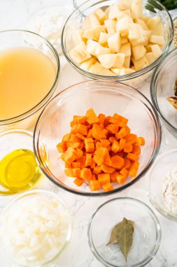 Kremalı yaban mantarı çorbası hazırlamak için bardaktaki ölçülü malzemeler..