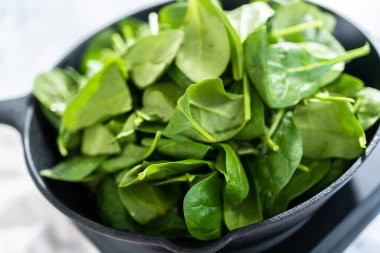 Ispanak ve jambonlu frittata için ıspanak sote..