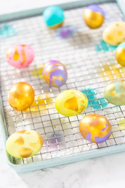 Colorazione Dell Uovo Pasqua Dipingere Uova Pasqua Con Lucentezza Oro — Foto Stock