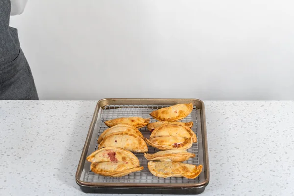 Empanadas Cereja Doce Recém Assadas Fritadeira Balcão Cozinha — Fotografia de Stock