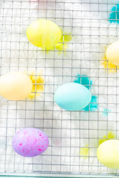 复活节彩蛋 复活节用不同颜色的染料白色有机蛋 — 图库照片